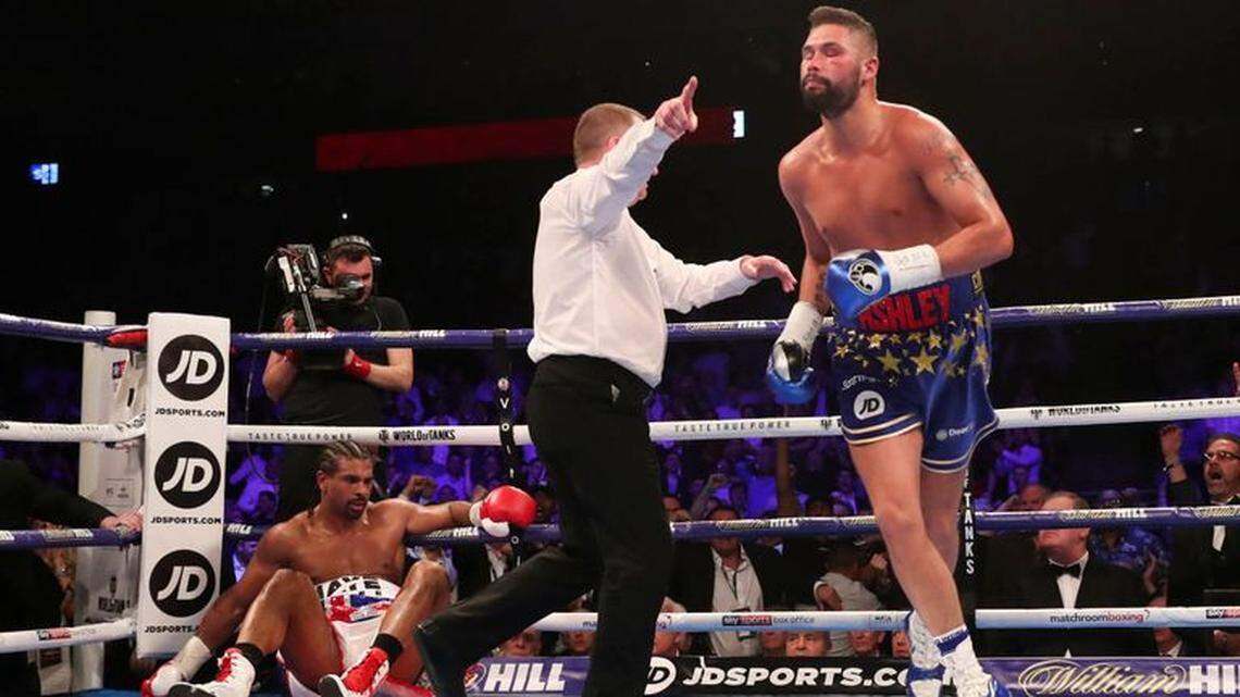DAVID HAYE va a la lona ante un golpe de Tony Bellew en la pelea de este 5 de mayo en Londres.