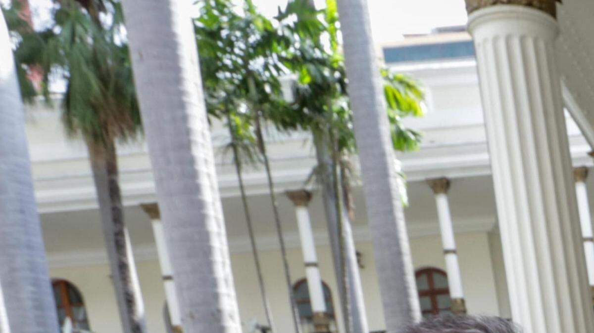 El presidente de la Asamblea Nacional, Henry Ramos Allup (c), llega a la Asamblea Nacional el martes 25 de octubre de 2016, en Caracas, Venezuela. 