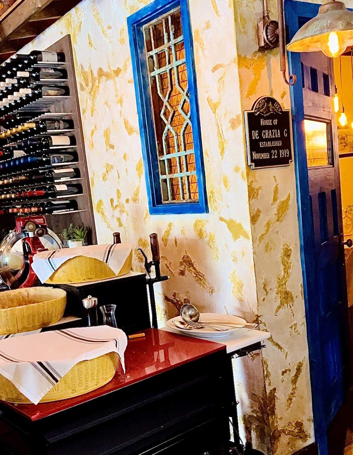 La decoración en el restaurante italiano La Fontana en el Doral, Florida.