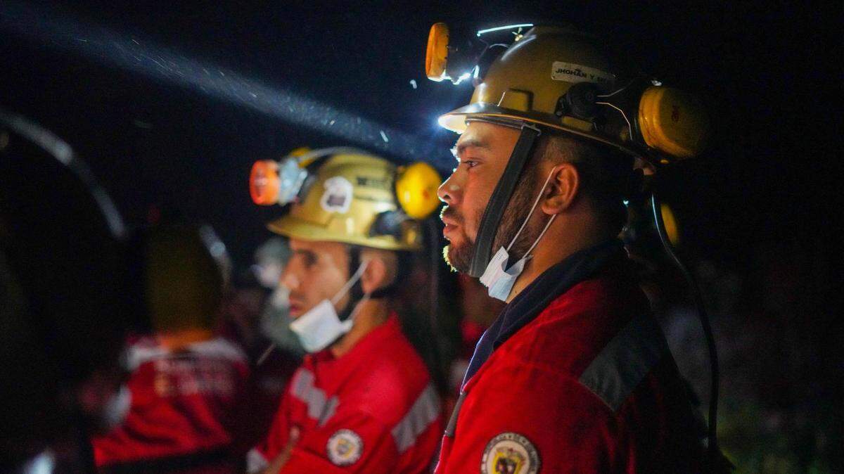 Rescatistas se preparan para comenzar las tareas de búsqueda tras el alud en una carretera en el departamento de Chocó, al oeste de Colombia, el sábado 13 de enero de 2024.