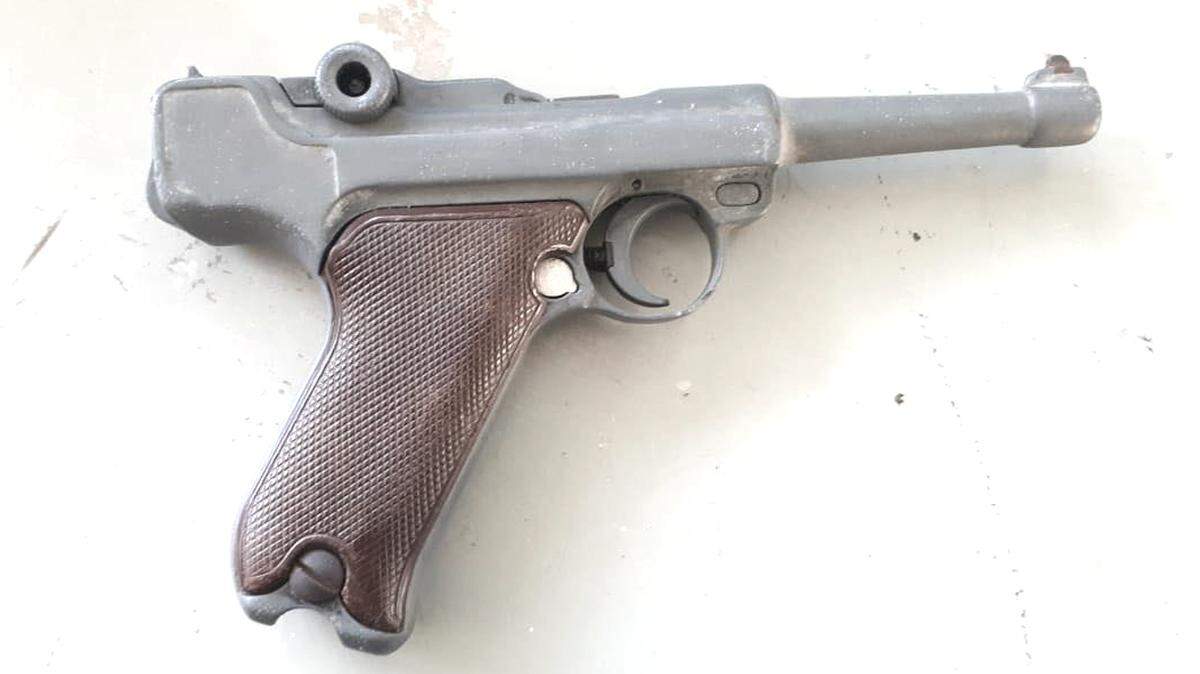 La pistola Luger 08 Parabellum decomisada a dos presuntos delincuentes en Cartagena, Colombia.