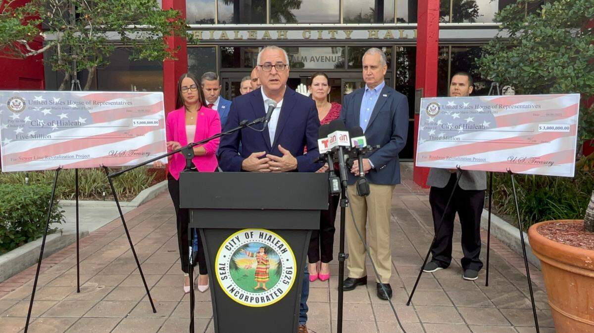 El alcalde de Hialeah, Esteban Bovo Jr. anuncia la revitalización de parte del alcantarillado y las carreteras de la ciudad tras recibir $8 millones en fondos federales, en una entrega simbólica hecha por el congresista Mario Díaz-Balart. Los concejales Jackeline García-Roves, Jesús Tundidor y Vivian Casáls-Muñoz estuvieron presentes en el acto.