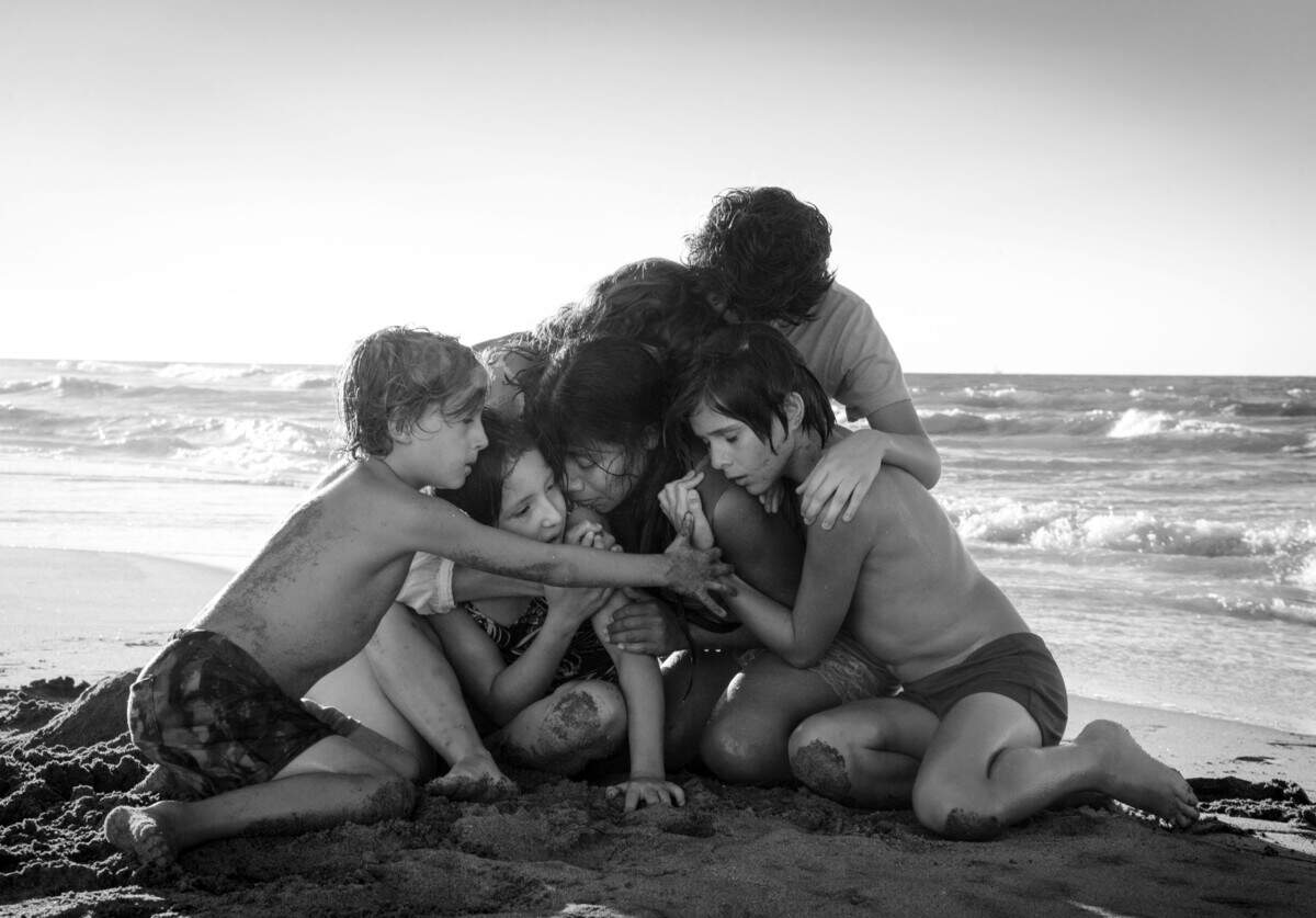 La película Roma, de Alfonso Cuarón, destaca el papel de una empleada doméstica (Yalitza Aparicio) en la vida de una familia en la colonia Roma, de Ciudad de México, en los años 1970.