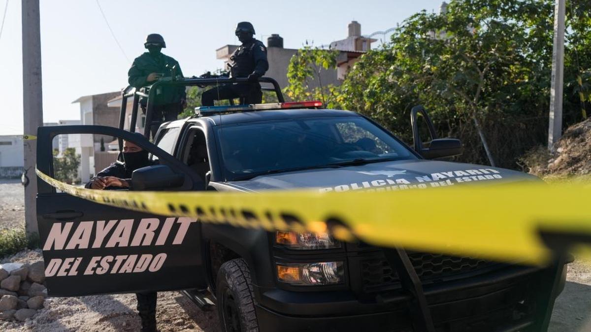 Oficiales de policía de Nayarit bloquean una zona cerca de donde los uniformaron mataron a Juan Francisco Patrón Sánchez (conocido localmente como H2), líder del Cartel Beltrán Leyva, la noche anterior, en Nayarit, México, el viernes 10 de febrero del 2017.