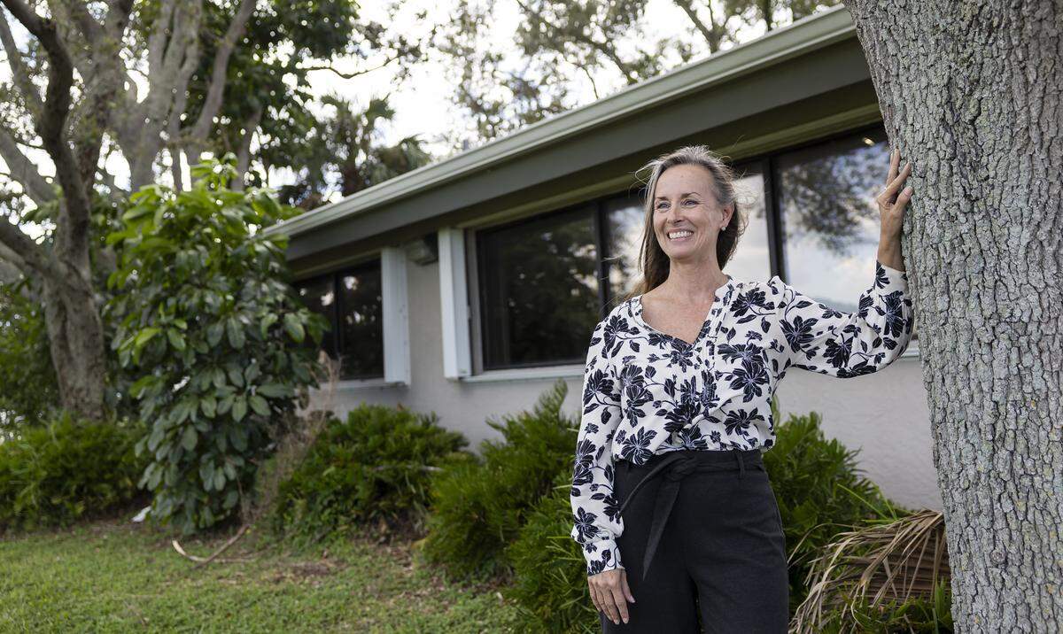 La comisionada del Distrito 3 del condado de Brevard, Kim Adkinson, frente a sus oficinas el jueves 16 de octubre de 2025, en Melbourne, Florida.&nbsp;