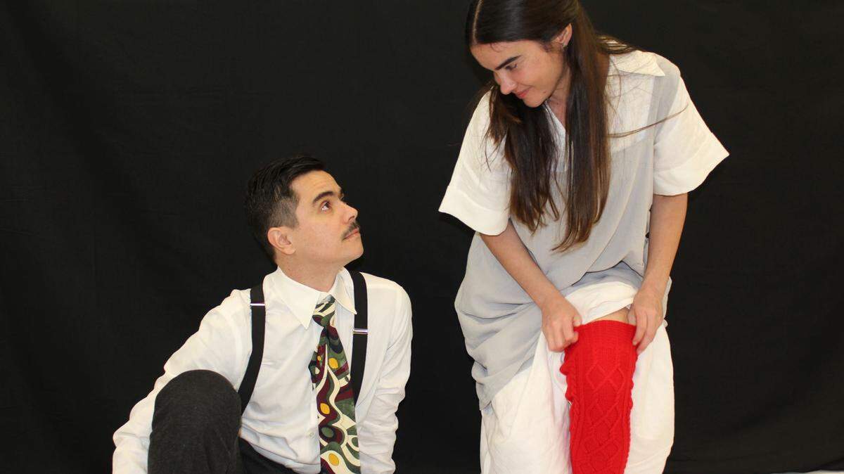 “La mitad de mi trabajo ya estaba hecha cuando los escogí a ellos”, dice el autor y director Nilo Cruz refiriéndose a Daniel Romero y Claudia Tomás, los actores que encarnan la pareja en su obra “Sed en la Calle del Agua” en español con traducción simultánea al inglés.