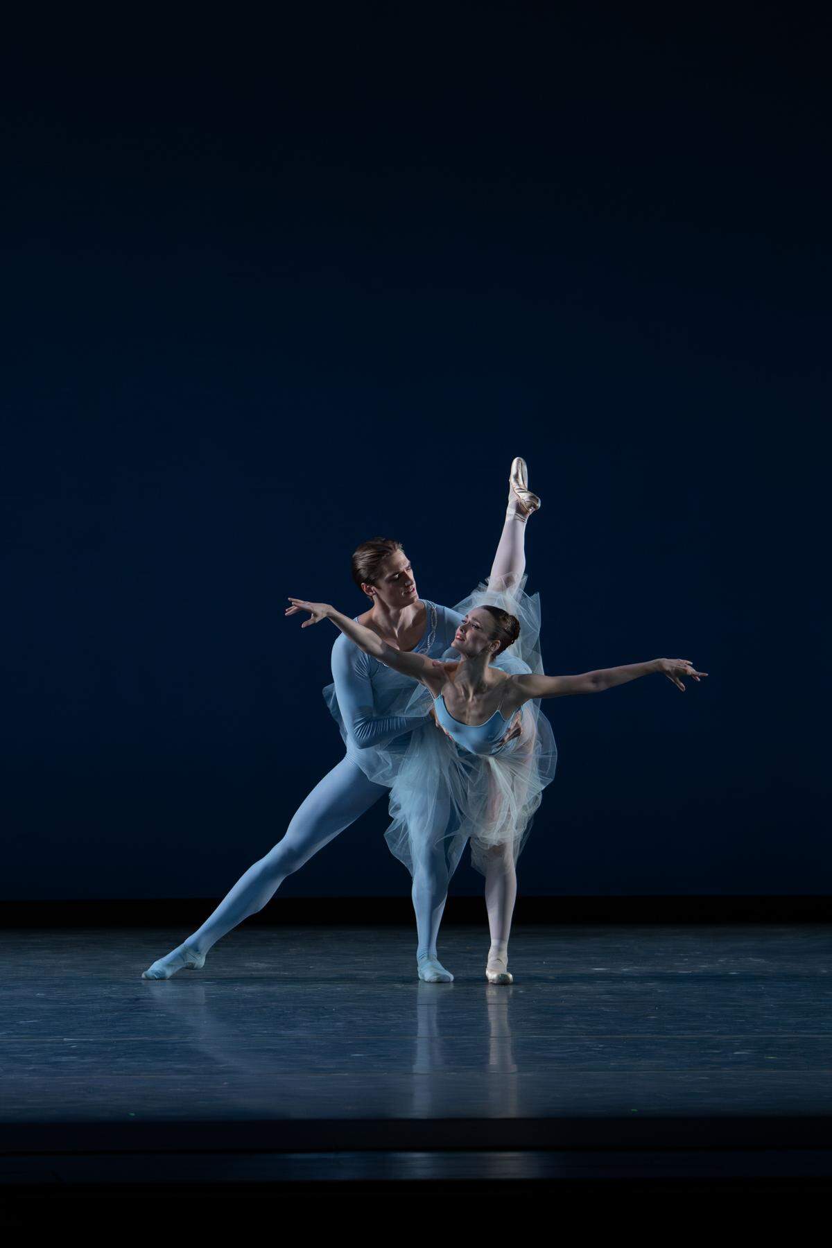  Cameron Catazaro y Hannah Fischer en “Serenata”, coreografía de George Balanchine. 