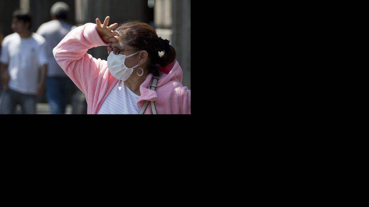 Una mujer lleva una máscara para protegerse contra la contaminación del aire en la Ciudad de México.  AP-Archivo