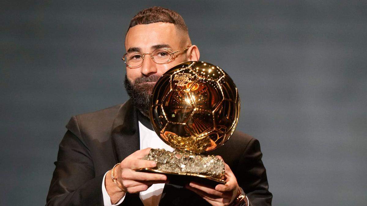 El delantero del Real Madrid Karim Benzema posa con el trofeo tras ganar el Balón de Oro en la ceremonia celebrada el 17 de octubre de 2022 en París.