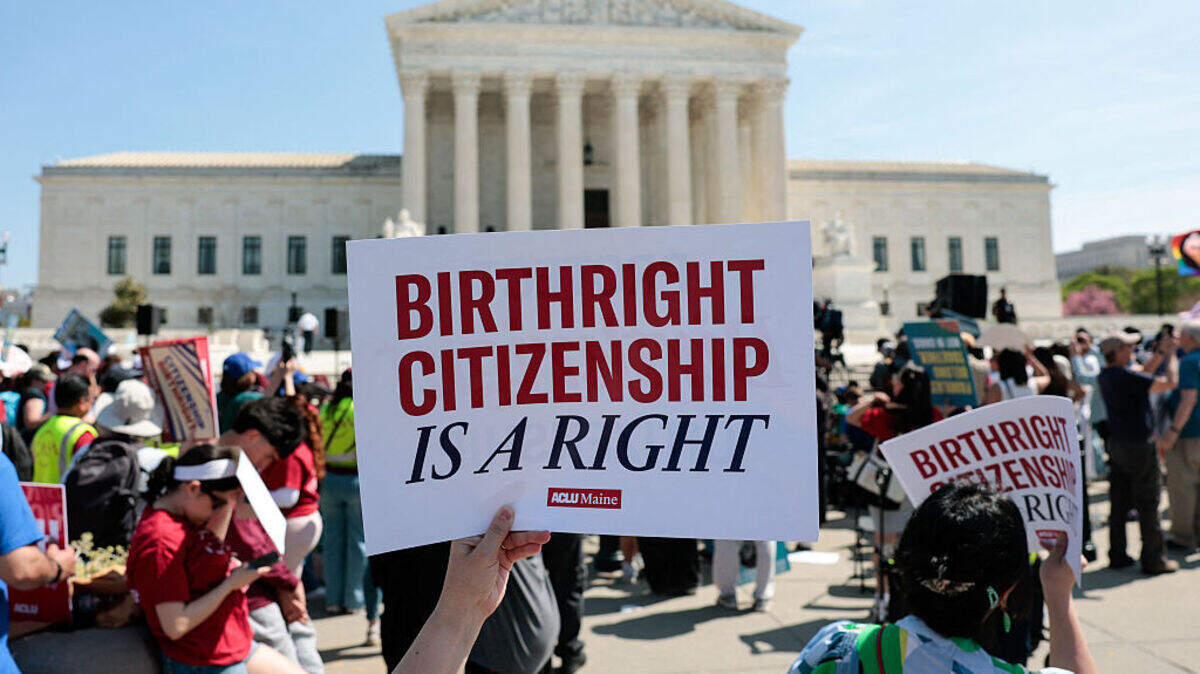 Decenas de personas protestan a favor del derecho a la ciudadanía por nacimiento, frente a la Corte Suprema de Justicia de EEUU, en Washington, DC, el miércoles, 1 de abril de 2026. El cartel dice “Ciudadanía por nacimiento es un derecho”.
