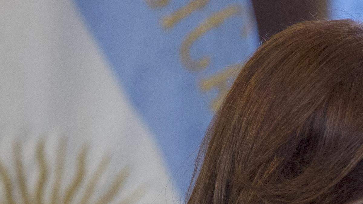 La presidenta argentina, Cristina Fernández, atiende un acto público el jueves 29 de octubre de 2015, en la Casa Rosada de Buenos Aires.