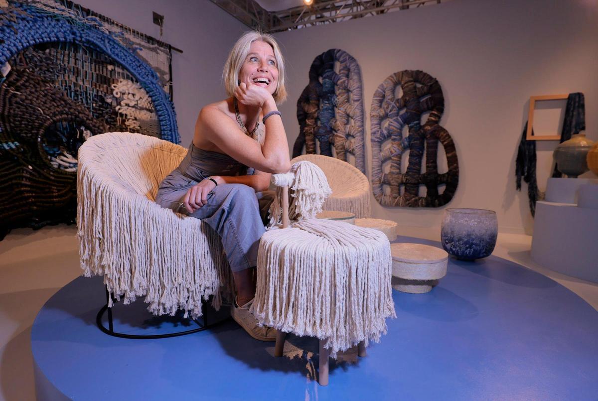 La diseñadora Jula Tüllmann en una silla Puli, inspirada en el perro Puli húngaro, en Design Miami en Miami Beach, Florida, el martes 3 de diciembre de 2024.