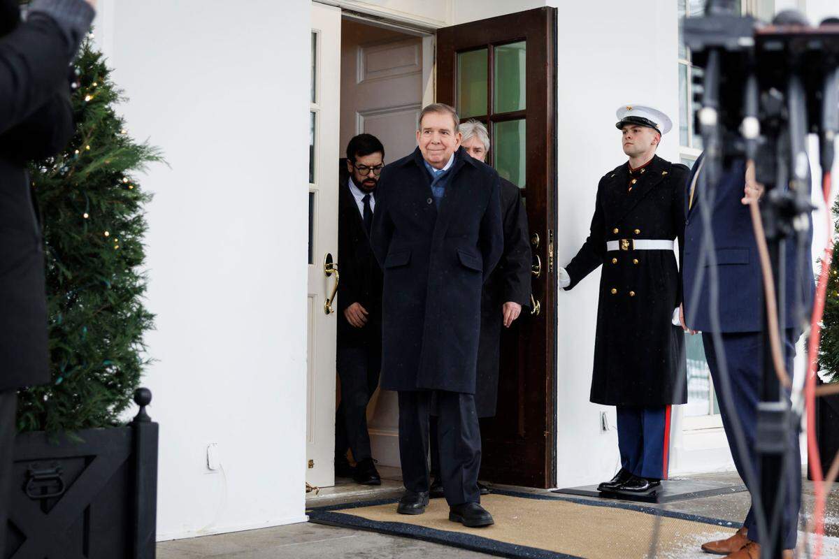 El líder opositor venezolano Edmundo González Urrutia sale de la Casa Blanca, en Washington, D.C., tras su reunión con el presidente de Estados Unidos, Joe Biden, el lunes 6 de enero de 2025.