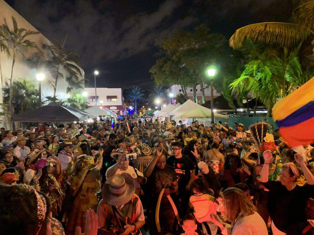 Viernes Culturales de Calle 8, festival gratuito de arte y música que se lleva a cabo el tercer viernes de cada mes.