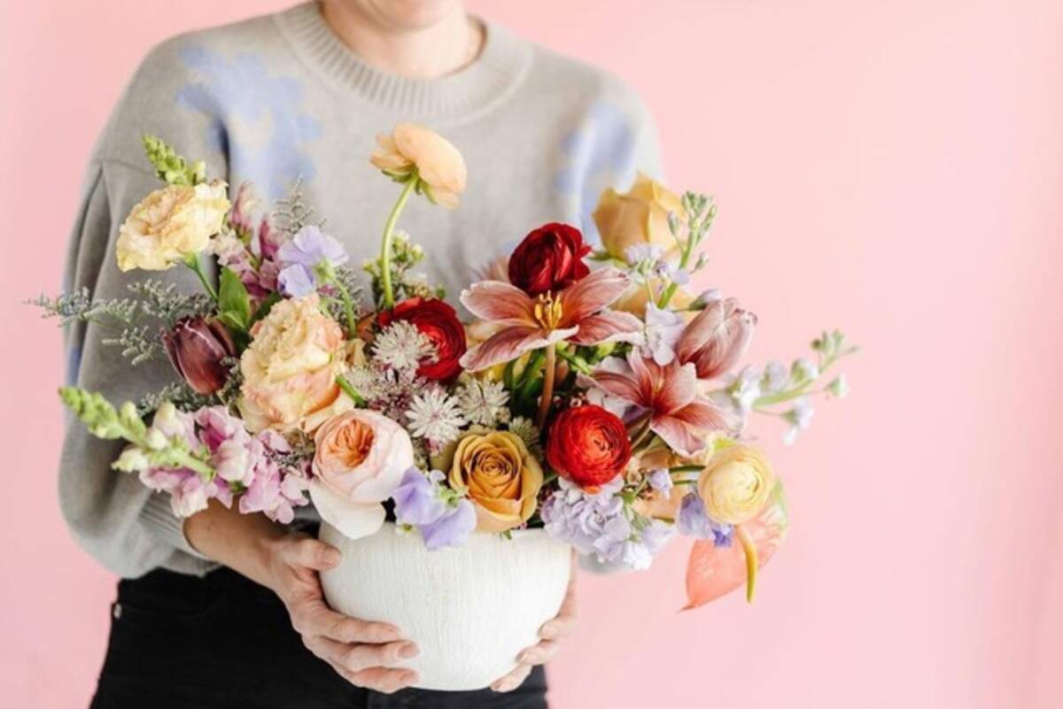 Sara Darling abrió Rose Coloured en 2016 con la misión de traer, dice, “una estética fresca y elevada” a la industria floral.