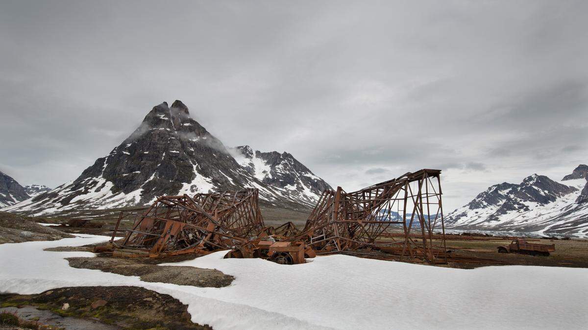 En 1959, el Cuerpo de Ingenieros del Ejército Estadounidense comenzó a construir el “Campamento Century”.  Tres años más tarde, los militares enviaron al Estado Mayor el proyecto “Iceworm” (Gusano de hielo), una red de túneles para guardar más de 600 misiles balísticos. Pese a que ya se habían iniciado las obras, los ingenieros se dieron cuenta de que el hielo estaba “vivo” y en movimiento, lo que amenazaba la seguridad de los túneles. Entonces en 1967 el proyecto fue abortado. 