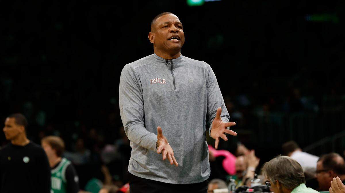 Los 76ers de Philadelphia, eliminados en las semifinales del Este por los Celtics de Boston, despidieron este martes a su entrenador Doc Rivers, según informó la cadena ESPN.