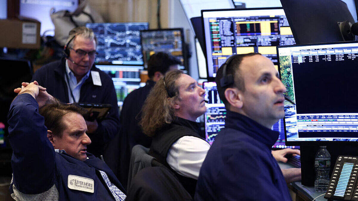 Los operadores trabajan en la Bolsa de Nueva York (NYSE) antes de la campana de cierre, en la ciudad de Nueva York, el miércoles 8 de abril de 2026.