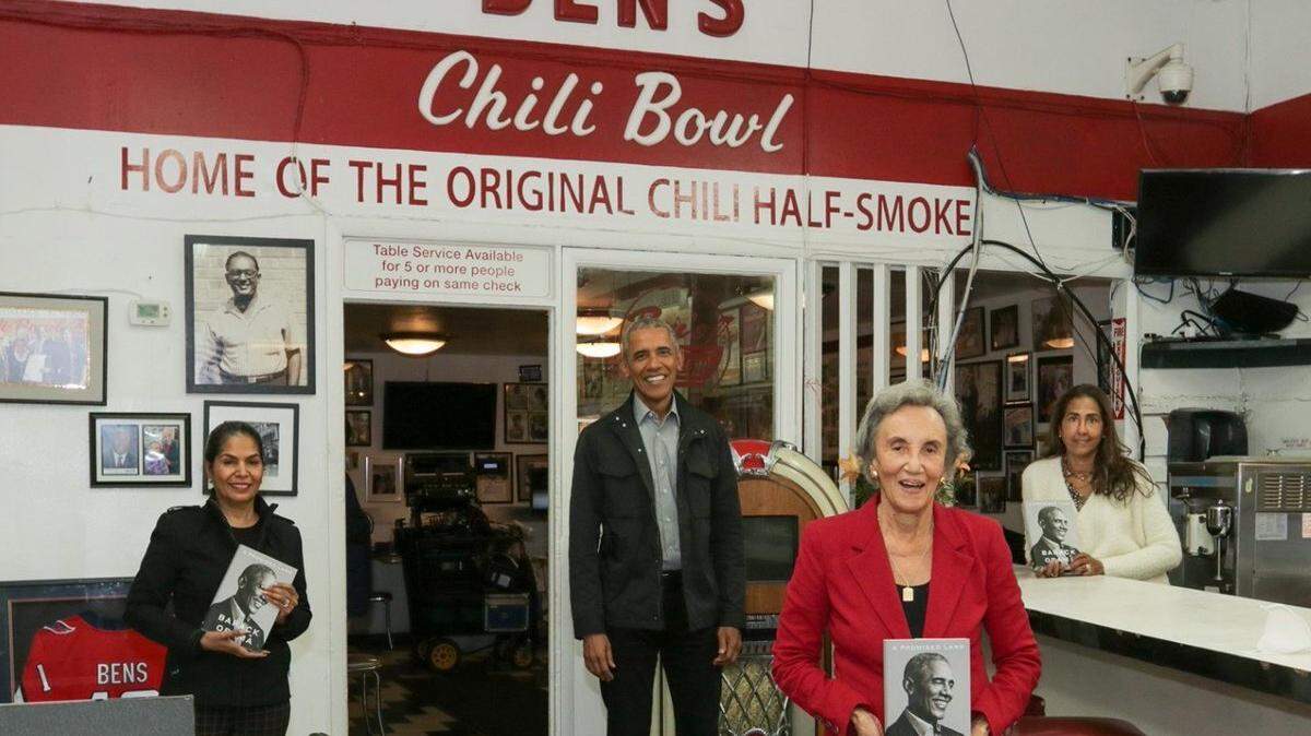 Ben’s Chili Bowl: ¡el lugar donde se reúnen los presidentes! Nos hizo muchísima ilusión que @POTUS44 Barack Obama nos visitara durante el lanzamiento de sus memorias. Les deseamos a todos unas felices fiestas.