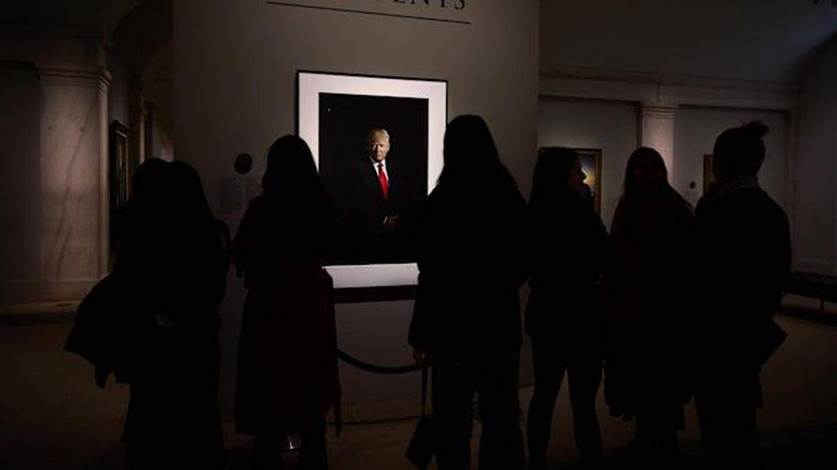 El Smithsonian o el Museo Nacional de Historia de Estados Unidos, ha decidido eliminar de su exposición los dos intentos de destitución (impeachment, en inglés) contra el presidente, Donald J. Trump. En la parte de la galería en la que se recogen los intentos de las cámaras legislativas para cesar a algún mandatario, dejará de aparecer el nombre de Trump.