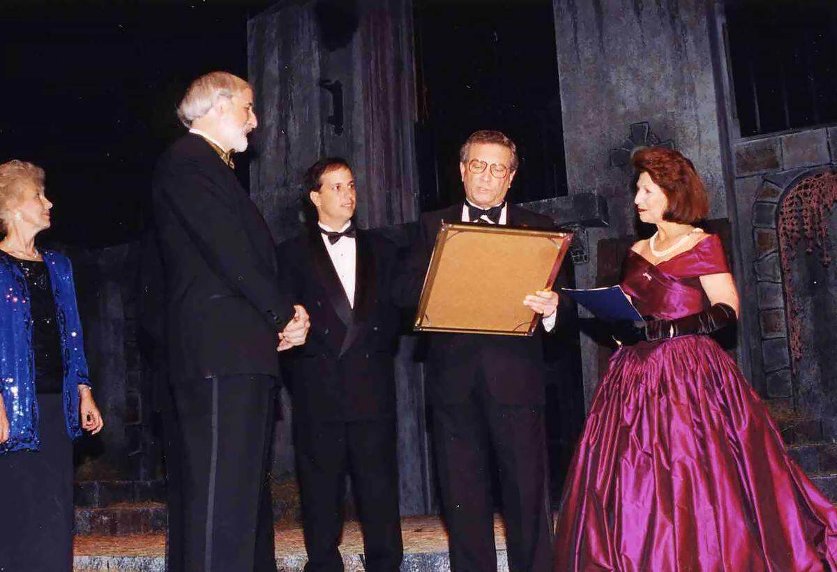 La alcaldesa de Coral Gables, Dorothy Thomson; Lawrence Stein, del Actors’ Playhouse; el comisionado de Coral Gables, William Kerdyk Jr.; y Barbara Stein, del Actors’ Playhouse, reciben una proclamación de la oficina del alcalde de Miami-Dade, Alex Penelas, en la noche del estreno de “El hombre de La Mancha” y el debut del Miracle Theatre como Actors’ Playhouse el 17 de noviembre de 1995. 