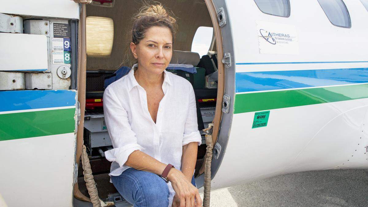 La chef Ingrid Hoffmann en uno de los aviones ambulancia que salieron el 3 de septiembre del Tamiami Airport, en Miami, con destino a Bahamas para labores de búsqueda y rescate.  