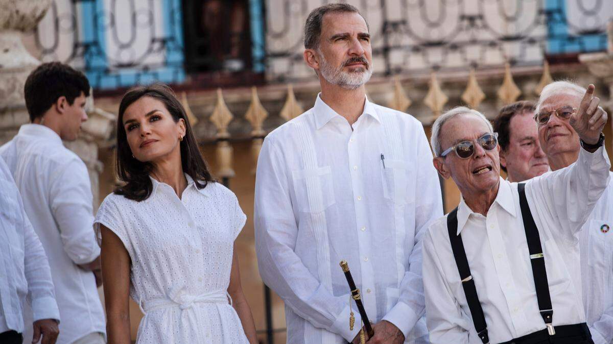 El rey Felipe VI y la reina Letizia realizan un visita de La Habana guiada por el historiador cubano Eusebio Leal, el miércoles.
