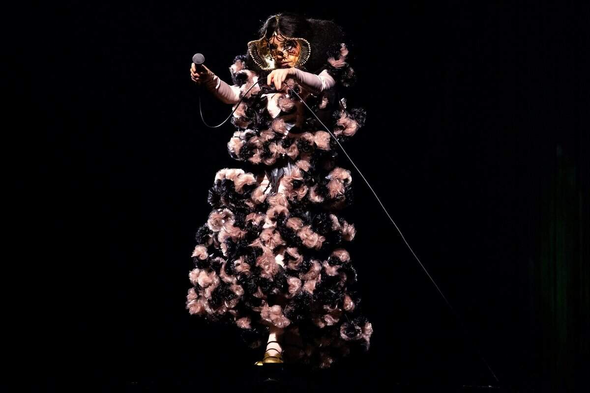 Björk Orchestral se presenta solo durante dos noches, el 13 y 16 de febrero, a las 8 p.m., en el John S. and James L. Knight Concert Hall del Adrienne Arsht Center for the Performing Arts of Miami-Dade County.