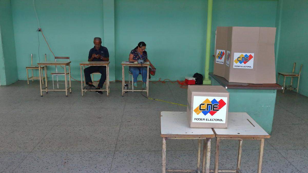 UN CENTRO electoral casi vacío durante el referendo sobre la disputa territorial de Venezuela con Guyana, el domingo 3 de diciembre de 2023, en Maracaibo, al oeste de Venezuela.