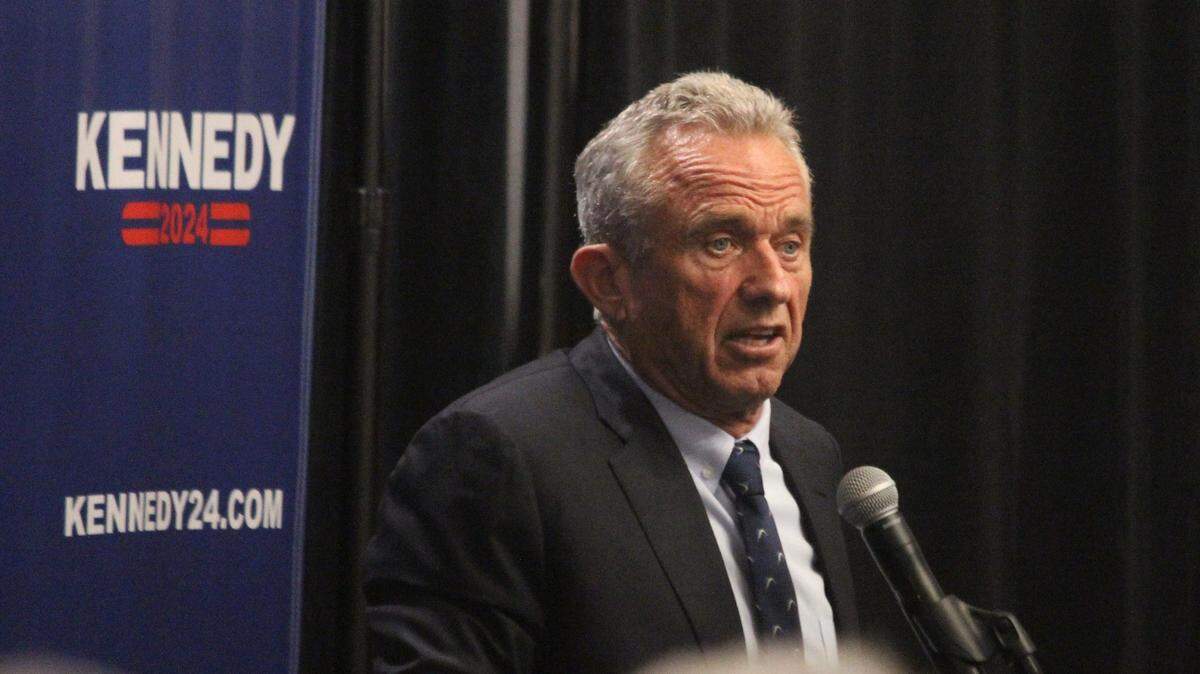Robert F. Kennedy Jr., un activista antivacunas y promotor de teorías de la conspiración, da un discurso en un hotel en Lansing, Michigan, el sábado 7 de octubre de 2023.