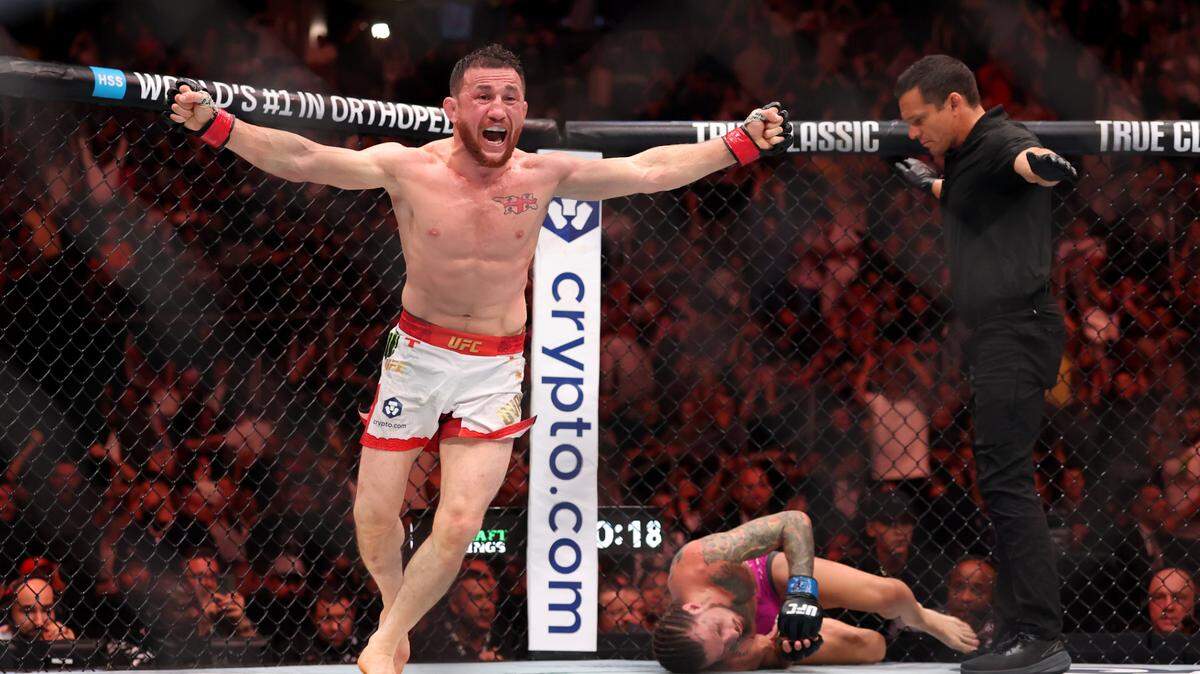 Merab Dvalishvili silenció a los críticos y a Sean O’Malley con una actuación de otra época, rematada por una guillotina impecable en el tercer asalto que lo ratificó como monarca de las 135 libras, en la UFC 316 celebrada el sábado en Newark, Nueva Jersey.  