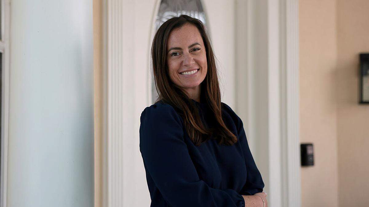 Emily Gregory es vista el día después de arrebatar un escaño en la Cámara de Representantes de Florida, el miércoles 25 de marzo de 2026, en Jupiter, Florida. Gregory derrotó a su oponente republicano —quien contaba con el respaldo del presidente Donald Trump— en la elección por el escaño del Distrito 87 de la Cámara de Florida; una victoria destacada, ya que dicho distrito abarca la residencia y club Mar-a-Lago de Trump.