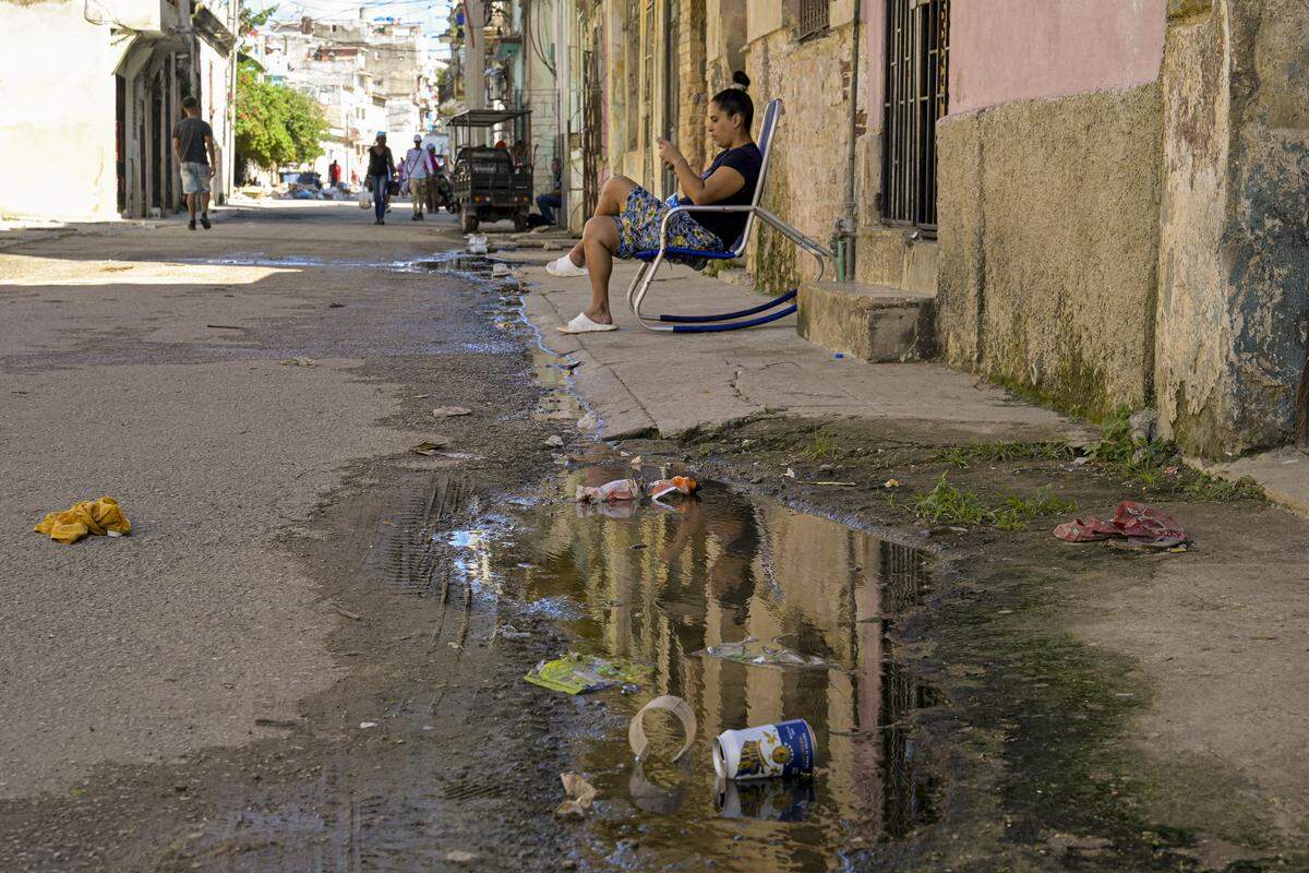 Acumulación de aguas albañales en el vecindario de Jesús María en La Habana, el 20 de noviembre. Las aguas estancadas y la basura acumulada contribuyen a la crisis sanitaria en Cuba, que ya ha causado 33 muertes confirmadas por el gobierno.