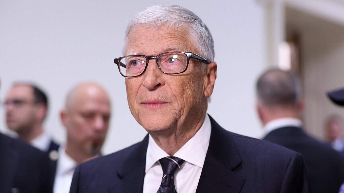 El cofundador de Microsoft, Bill Gates, se detiene para hablar con los medios mientras llega para declarar en una entrevista a puerta cerrada ante el Comité de Supervisión de la Cámara de Representantes en el Capitolio el 10 de junio de 2026 en Washington, D.C.