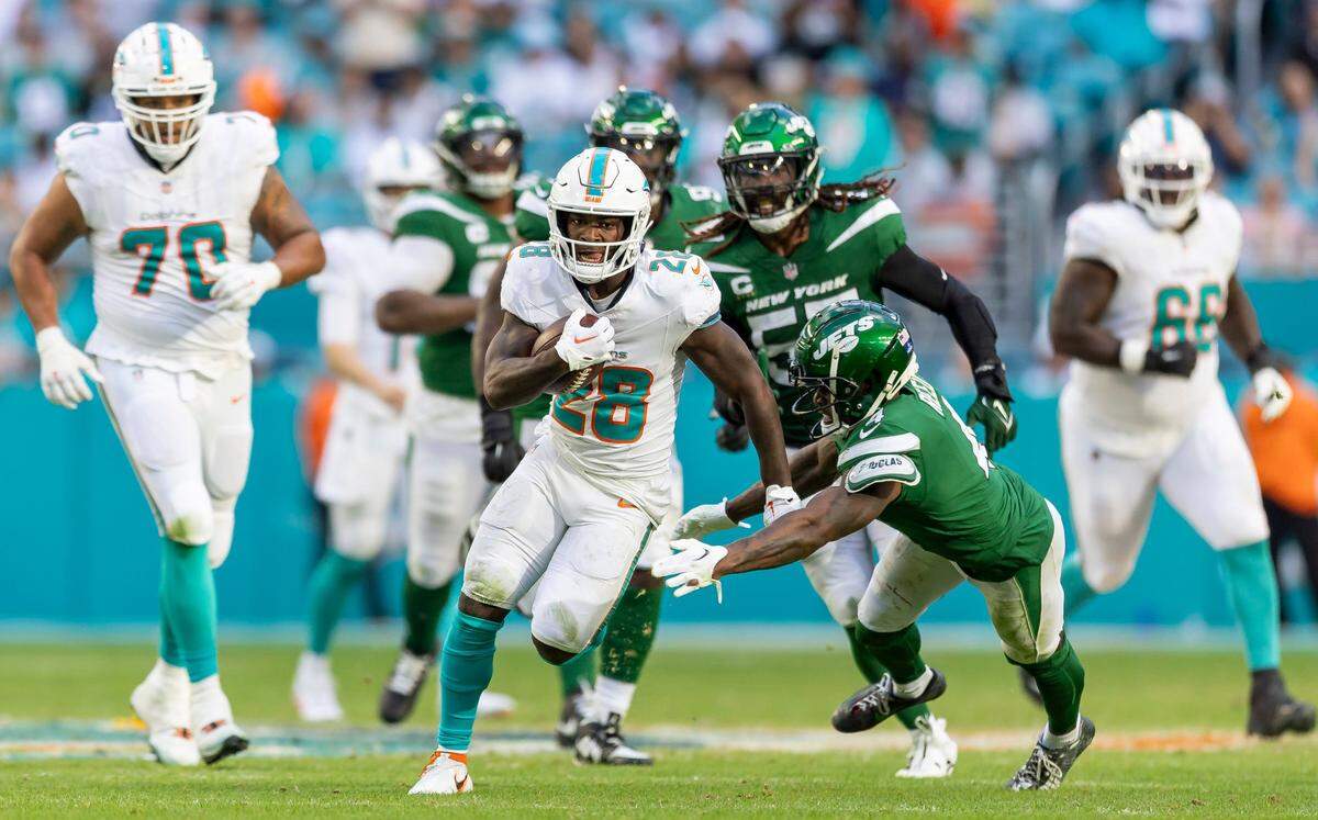 El running back de los Dolphins De’Von Achane (28) es el plan B del equipo en caso que sus ases de la ofensiva, Raheen Mostert y Jaylen Waddle, no puedan jugar o estén limitados para el partido decisivo contra Buffalo Bills el domingo en el Hard Rock Stadium en Miami Gardens.