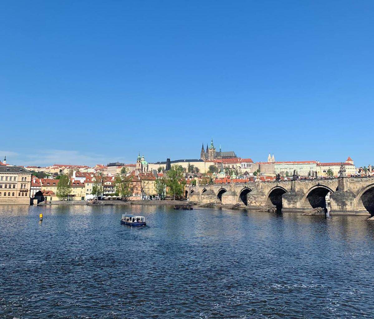 El Castillo de Praga al fondo y en primer plano, el Puente de Carlos.