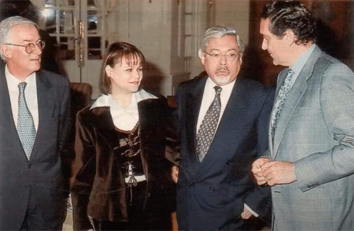 Víctor García de la Concha, presidente de la Real Academia de la Lengua Española, Zoé Valdés, Guillermo Cabrera Infante y Fernando Schwartz. Ceremonia del Premio Planeta 1996. Hotel Ritz, Madrid.