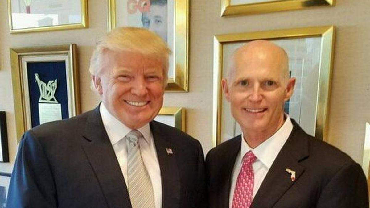 El presidente electo Donald Trump y el gobernador de la Florida Rick Scott posan para una foto el jueves en la Torre Trump de Nueva York. 
