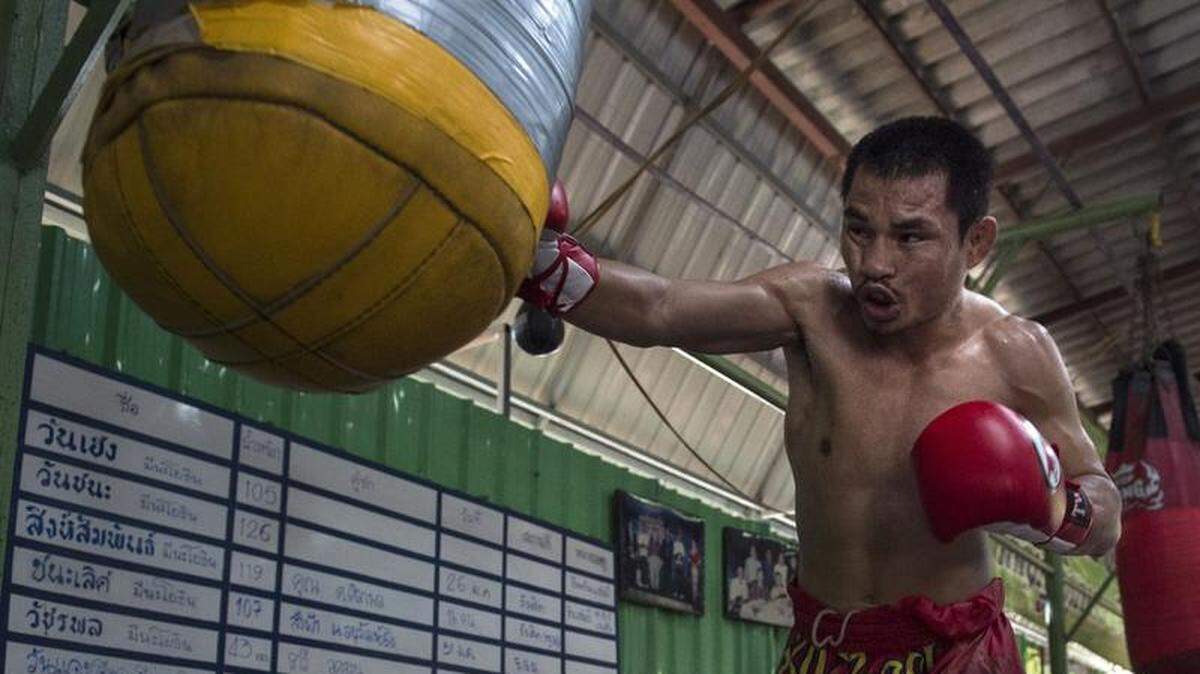 A golpes, el púgil tailandés Wanheng Menayothin (49-0) se ha labrado una impecable carrera sobre los cuadriláteros hasta plantarse en la antesala del salón de la fama, a una sola victoria de convertirse en leyenda viva del boxeo.