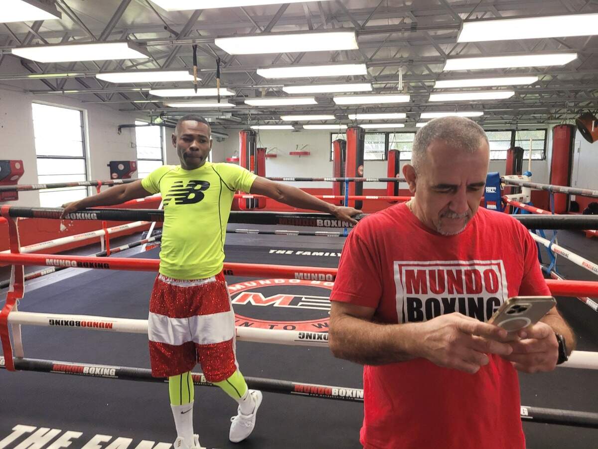 Guillermo Rigondeaux (izq.) se va a Dubai. El propio boxeador confirmó que su próxima presentación en un cuadrilátero será a fines de febrero en los Emiratos Árabes Unidos. Aquí con el profesor Pedro Díaz antes de comenzar un entrenamiento.