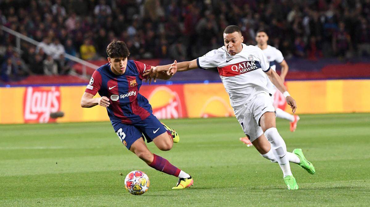El jugador del Paris Saint Germain Kylian Mbappé (der.) anotó dos goles en el triunfo de su equipo 4-1 ante Barcelona, en el partido de vuelta de los cuartos de final de la Liga de Campeones, celebrado el 16 de abril de 2024 en Barcelona.