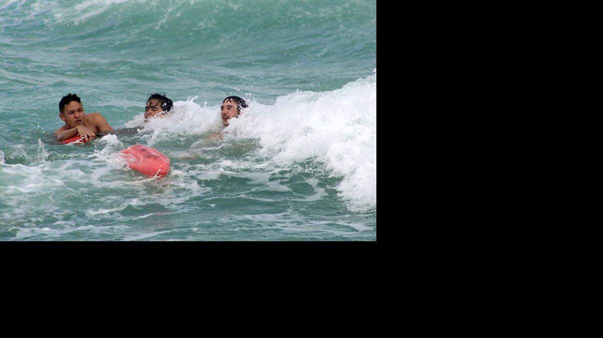 El fuerte oleaje y las corrientes marinas con resacas peligrosas mantuvieron a los socorristas de las playas del sur de Florida en continúa alerta.
