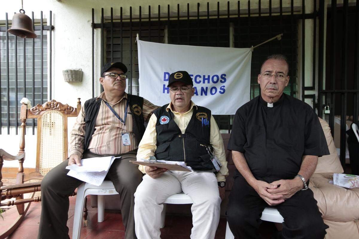 Edwin Román (der.), párroco de San Miguel Arcangel, en Masaya, con Danilo Martínez y Alvaro Leiva, miembros de la Asociación Nicaragüense Pro Derechos Humanos, en una conferencia de prensa, el 6 de junio del 2018.