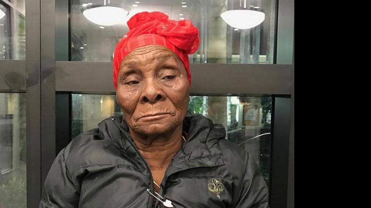 La mujer, que parece estar desorientada, sólo habla creole.
