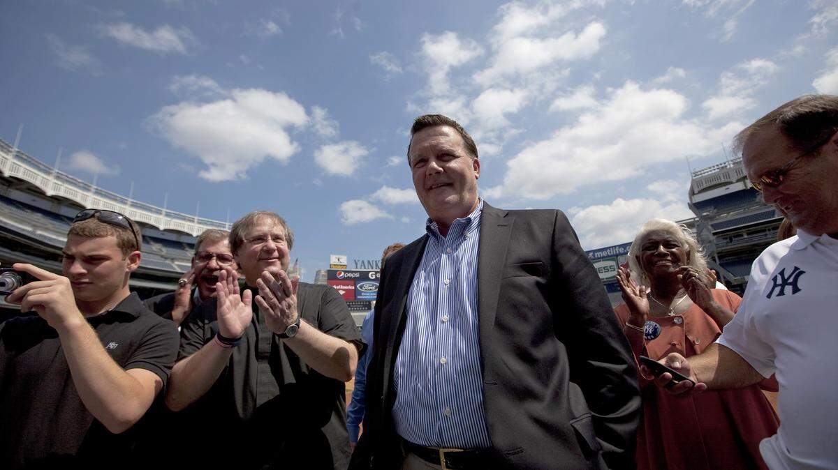 Hank Steinbrenner en su regreso al Yankee Stadium en Nueva York, el 26 de agosto de 2010, desde la muerte de su padre en julio.