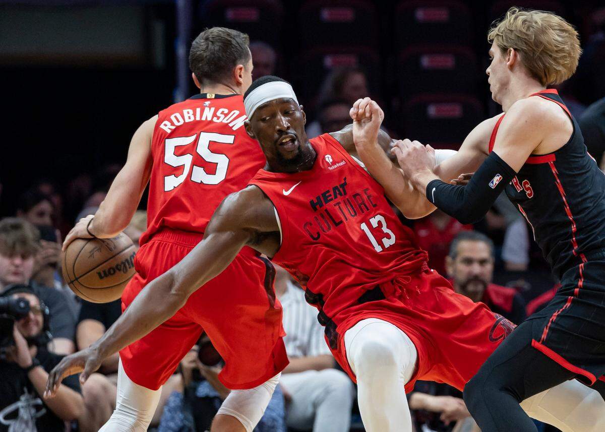 El jugador de los Raptors de Toronto Gradey Dick (1) le comete una falta a Bam Adebayo, del Heat, en el partido contra los Raptors de Toronto, celebrado el 12 de diciembre de 2024 en Miami.