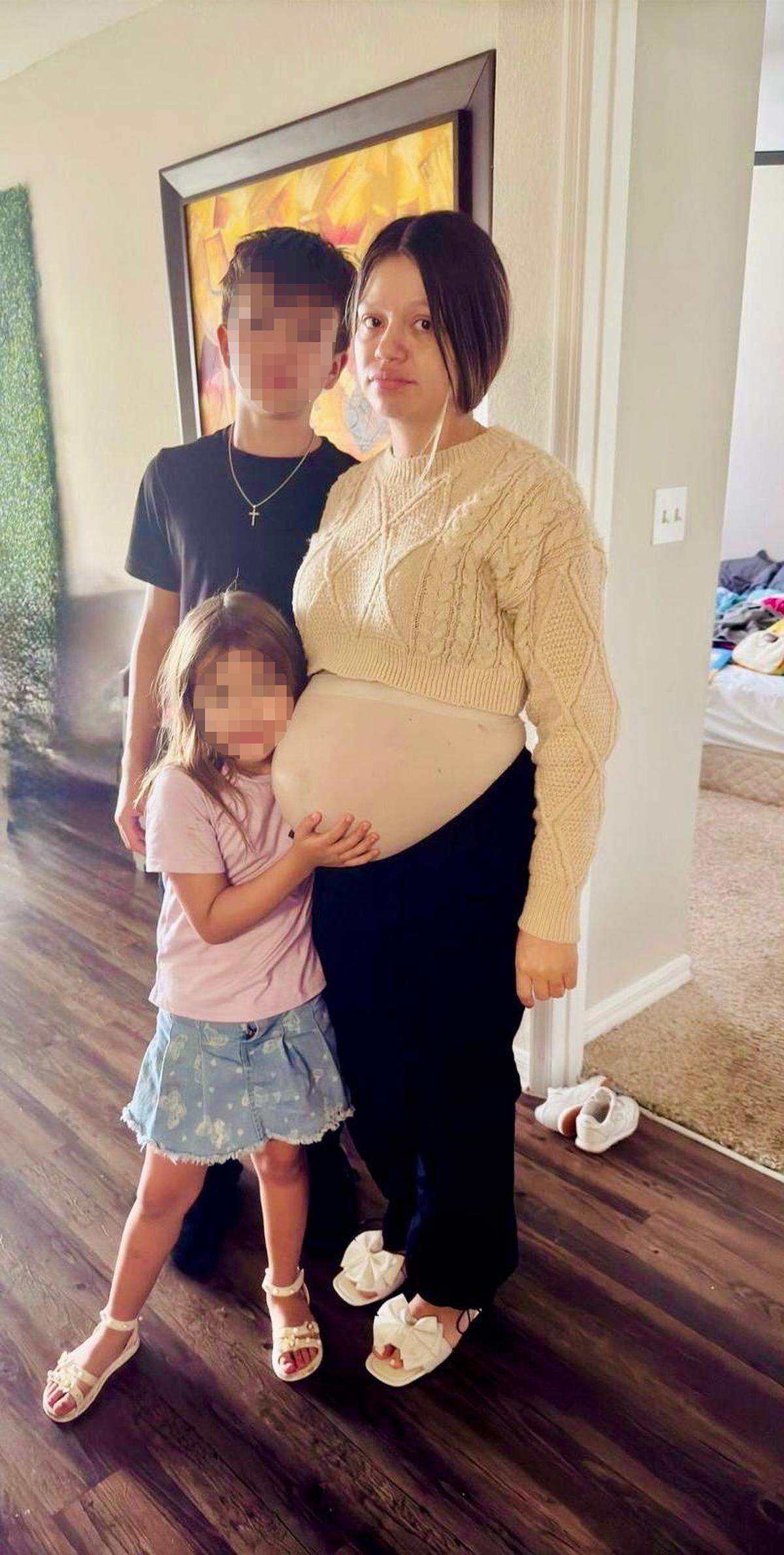 Yulieth Díaz tiene 36 semanas de embarazo y se quedó sola con sus dos hijos, de 8 años y un niño de 12 años, tras ser detenido su esposo por ICE.