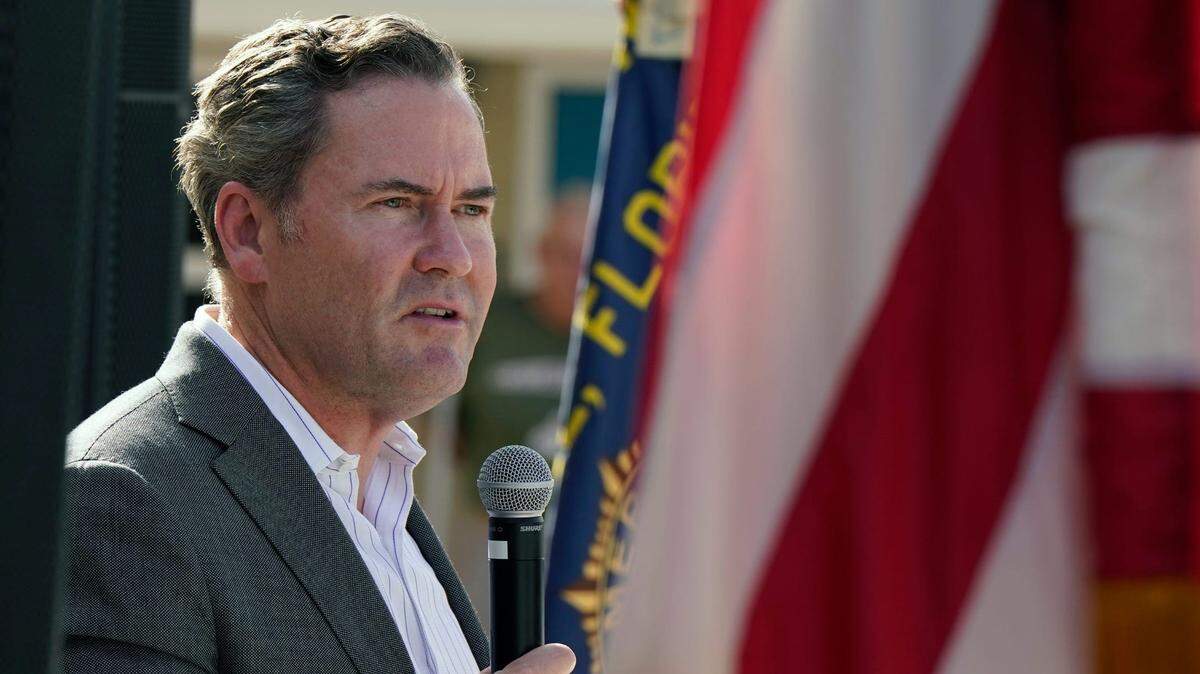 El congresista Mike Waltz habló durante la ceremonia de inauguración de “Barracks of Hope” en Daytona Beach el viernes 10 de noviembre de 2023.
