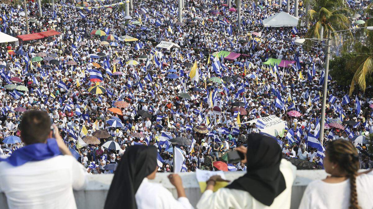 En esta foto de archivo del 28 de abril de 2018, miles de personas se congregan frente a la Catedral de Managua durante un mitin de “Paz y Justicia” convocado por la Iglesia Católica, la segunda manifestación masiva en menos de una semana después de una ola de protestas mortales contra las reformas de la seguridad social. en Managua, Nicaragua. Las pensiones caerán entre un 30 y un 40 por ciento para unos 82,000 nicaragüenses que tienen más de 55 años y están a punto de jubilarse. A pesar de los nuevos aumentos de impuestos que entraron en vigencia el 1 de febrero de 2019, Nicaragua no ha visto una repetición de las protestas masivas del año pasado. (Foto AP / Alfredo Zuniga, Archivo)