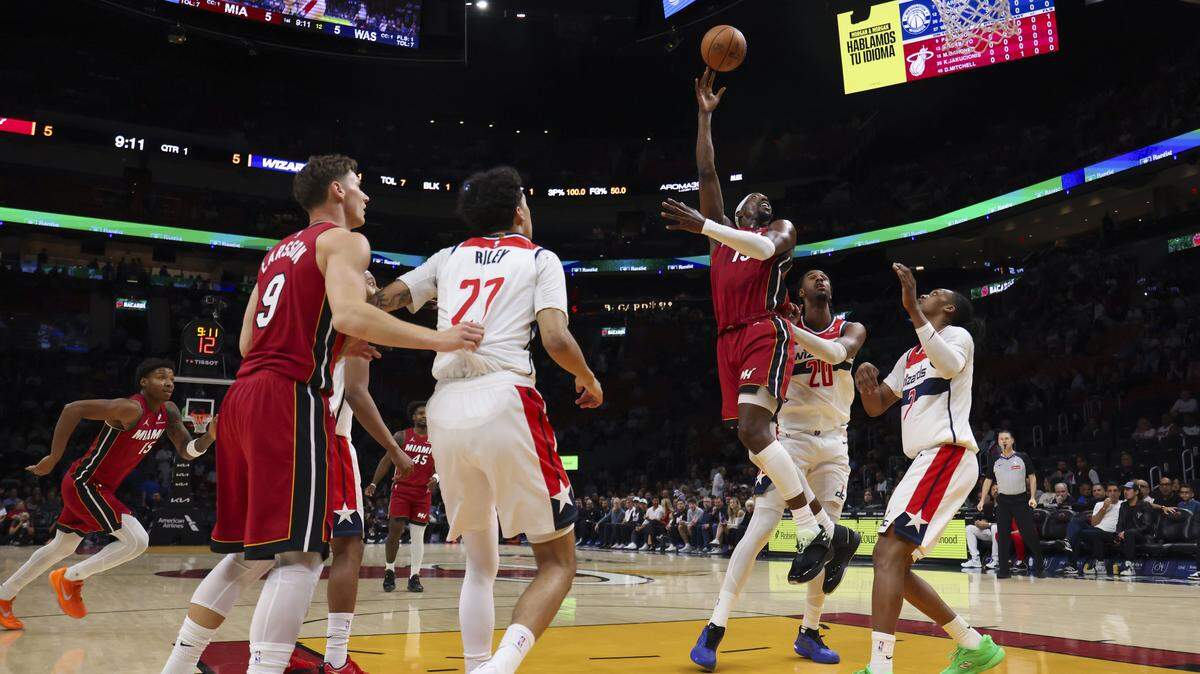 El centro del Heat Bam Adebayo (centro) anotó 83 puntos el martes ante los Wizards de Washington y se convirtió en el segundo mayor anotador en un partido en la historia de la NBA.
